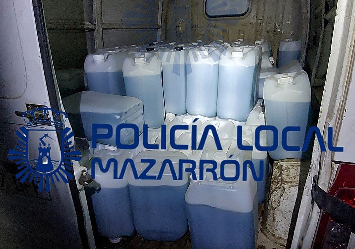 Localizan una furgoneta con más de 2.000 litros de gasolina en la costa de Mazarrón