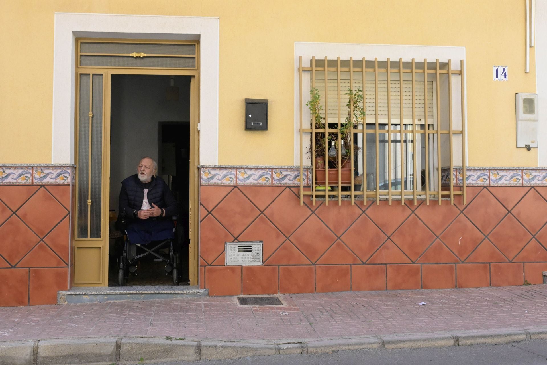 Francisco Sandoval, en la puerta de su casa, en la calle San Marcial.