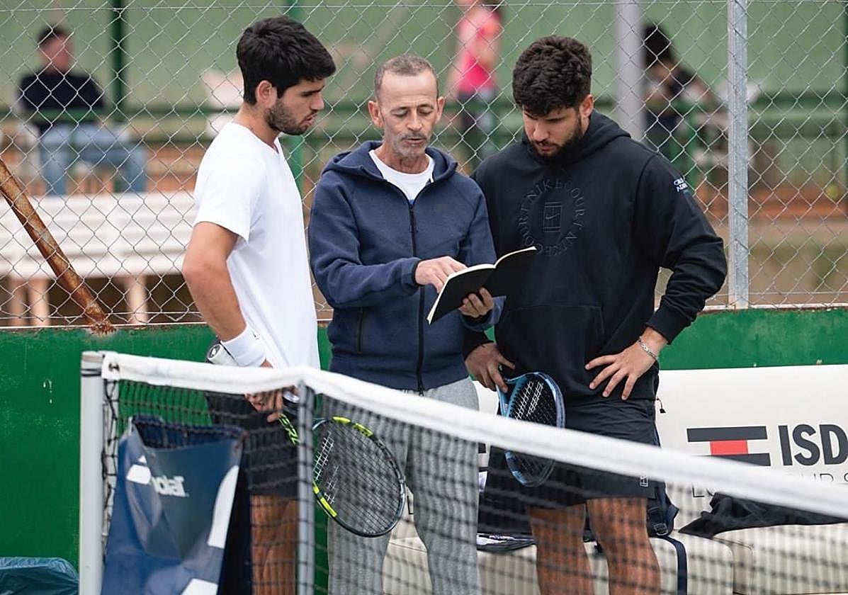 Samu López muestra su libreta a los hermanos Alcaraz, ayer.