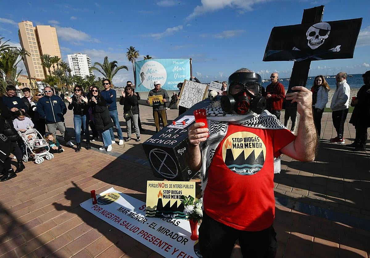 Imagen de archivo de una concentración de vecinos en contra de las plantas de biometano y las macrogranjas, en Santiago de la Ribera.