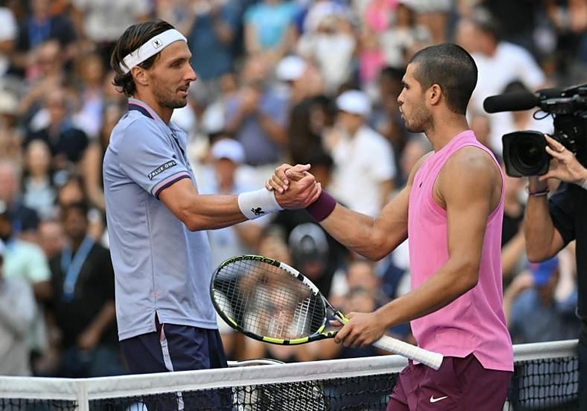 Rinderknech y Alcaraz se saludan en el duelo que enfrentó a ambos en el US Open del año pasado.