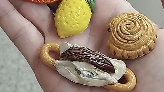 Tres tiendas de Murcia con pines para el chaleco huertano: consigue tu marinera, paparajote o empanadilla