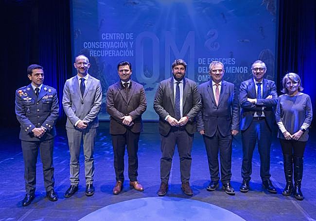 El presidente de la Comunidad de Murcia, Fernando López Miras (c); el alcalde de San Javier, José Miguel Luengo (3i): el consejero de Medio Ambiente, Juan María Vázquez (3d); entre otros, posan para la foto de familia durante la presentación del centro.