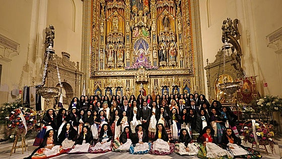 Ofrenda floral a la Fuensanta de las candidatas a Reina de la Huerta de Murcia