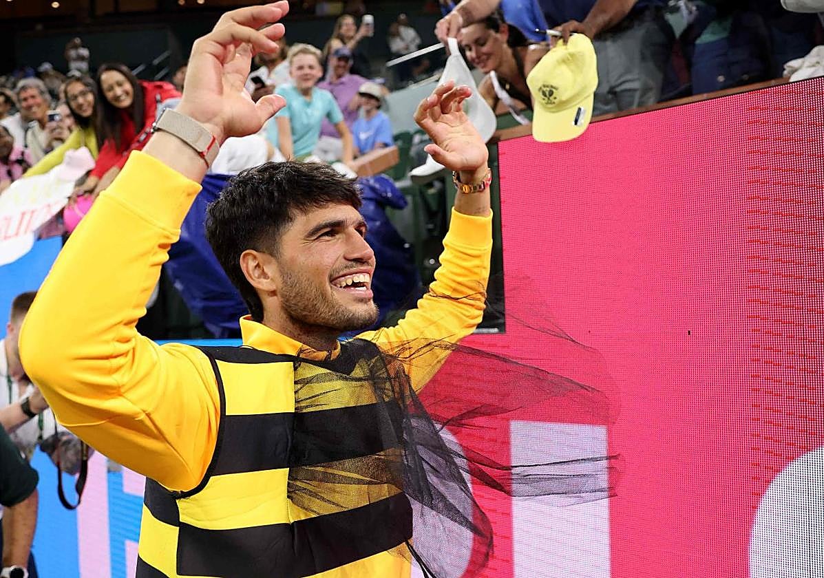 Carlos Alcaraz, disfrazado de abeja, celebra con un grupo de aficionados su victoria en cuartos de final de Indian Wells frente a Norrie.