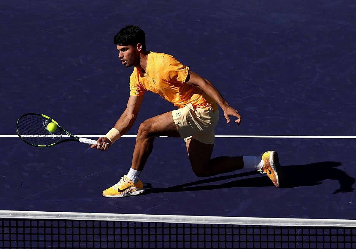 Golpe en la red de Carlos Alcaraz durante su partido de octavos de final de Indian Wells frente a Ruud, saldado con un nuevo triunfo (6-1 y 7-6).