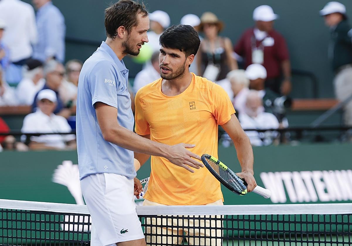 Alcaraz y Medvedev se saludan en la red tras el triunfo del ruso ante el murciano en las semifinales de Indian Wells.