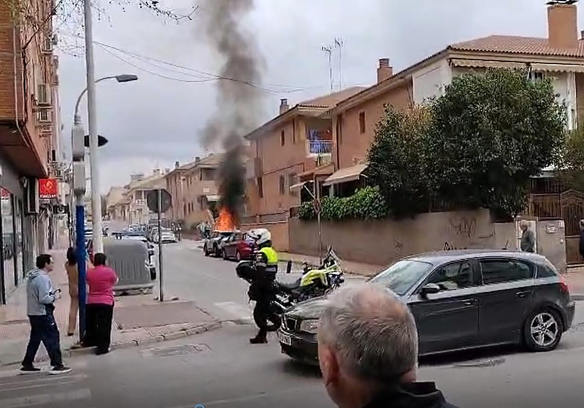 Incendio del coche en la calle Guadalajara de Molina.