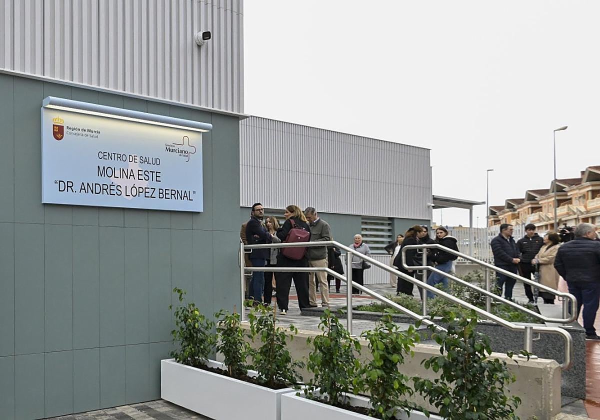 Asistentes a la inauguración del centro de salud Molina Este, el 11 de marzo.