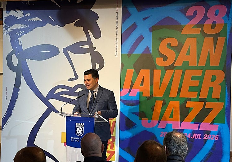 El alcalde de San Javier, José Miguel Luengo, con el cartel de Óscar Mariné.