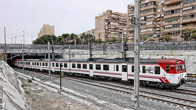 Renfe duplica las plazas de nueve trenes de Cercanías entre Murcia y Alicante por el Bando de la Huerta