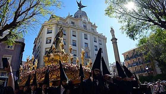 Rosario corinto y el luto blanco del Yacente culminan la Pasión en Murcia