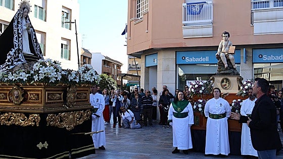 La Virgen de la Soledad abraza a los mayores en San Pedro