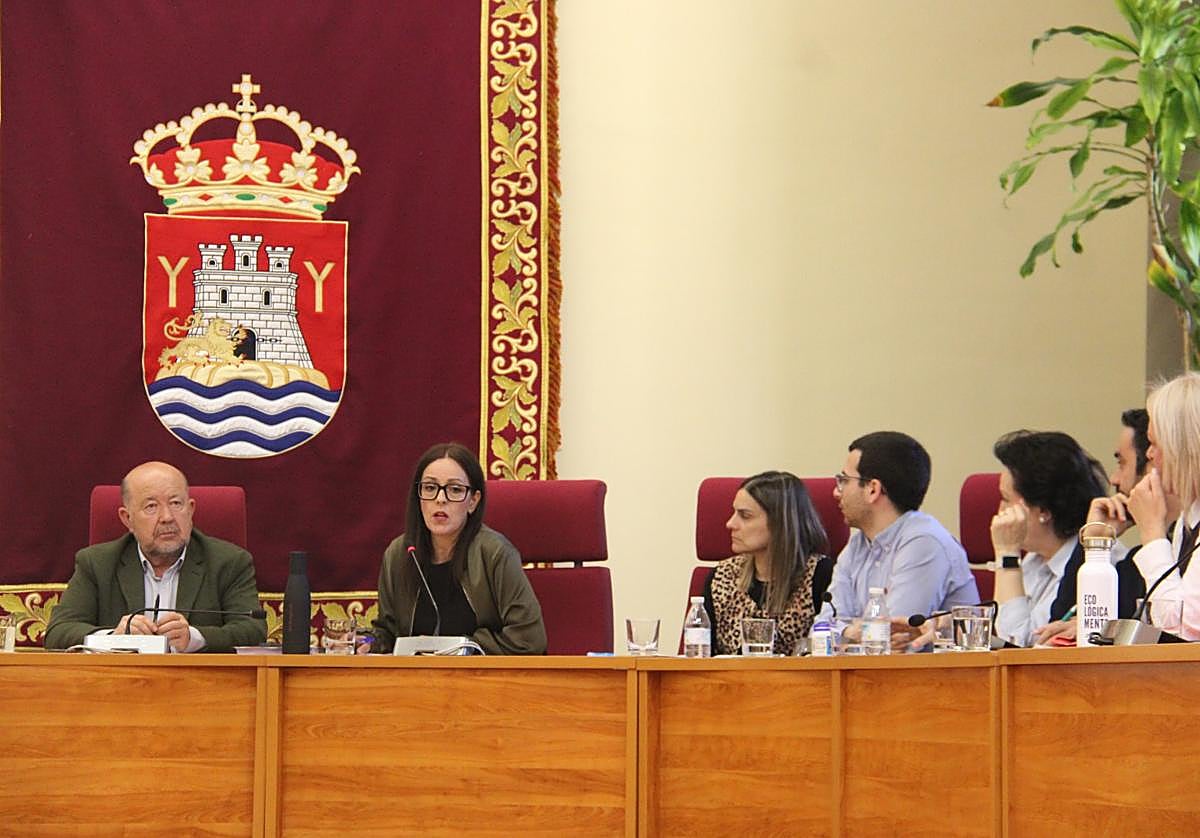 Asun Molina, flanqueada por los ediles del PSOE, interviene en la sesión plenaria.