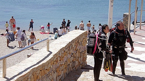 El calor llena las playas de Cartagena en un Lunes de Pascua con poca mona