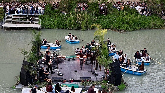 Walls abre los conciertos sobre el escenario flotante en el río Segura