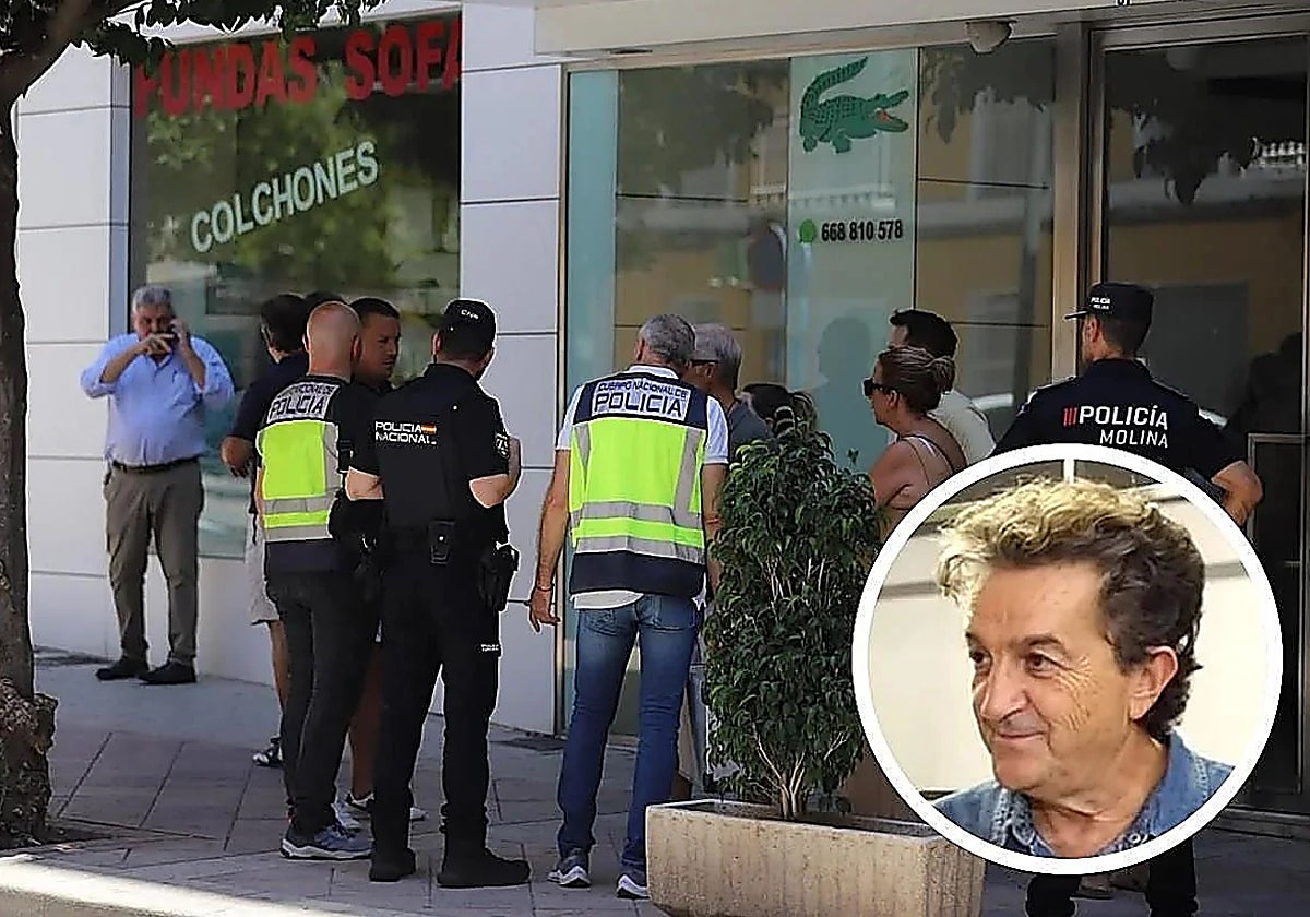 Policías y vecinos, el pasado julio, en el lugar donde murió Felipe Hernández. A la derecha, una fotografía del fallecido.