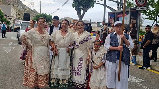 Dos mil personas presencian y participan en el desfile de carrozas y huertanos de Ulea