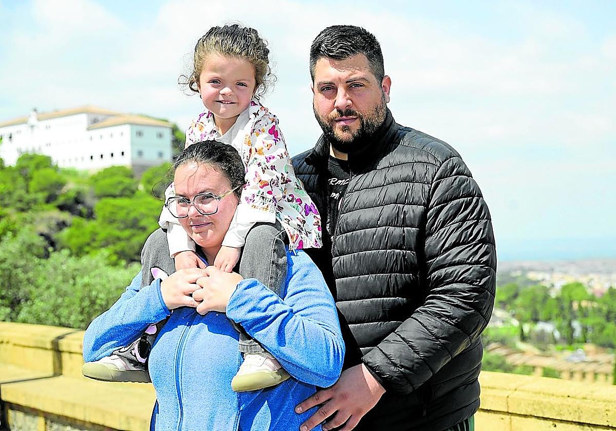 Mercedes Teruel, Iván Sánchez y su hija Carmen.
