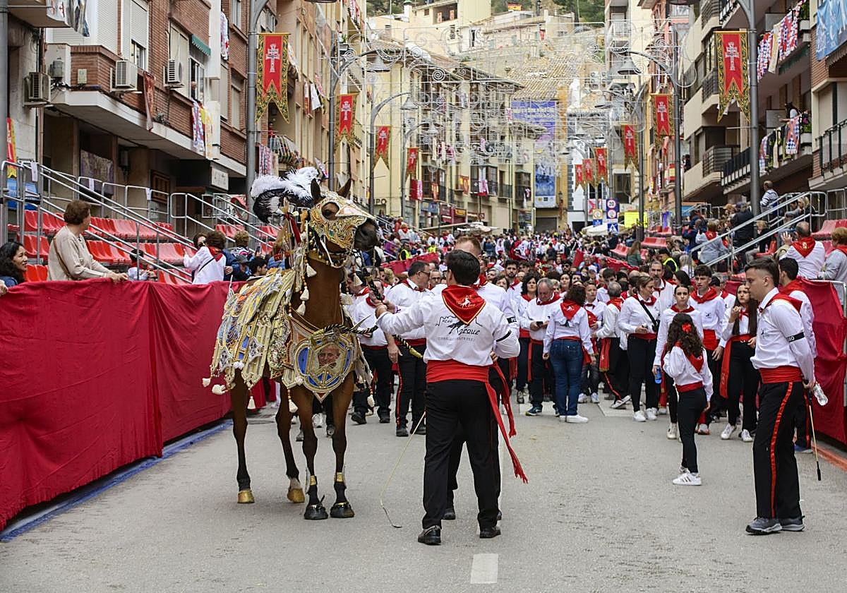 El caballo 'Enol', de la peña Caprichoso, es el más veloz en la Carrera de los Caballos del Vino de Caravaca de la Cruz
