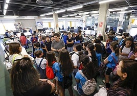 Visita del colegio Colegio Público Monteazahar de Beniaján a LA VERDAD, en imágenes