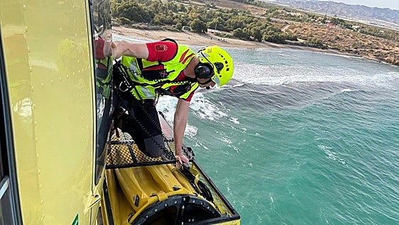 El temporal complica la búsqueda del joven desaparecido en una playa de Águilas