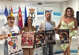 Presentación de la programación por el alcalde de Águilas, Cristóbal Casado; la concejala de Igualdad, Elena Casado; la presidenta de la Asociación Águilas Diversa, Julia Parra; y la coorganizadora del Pride Águilas, Jessy.
