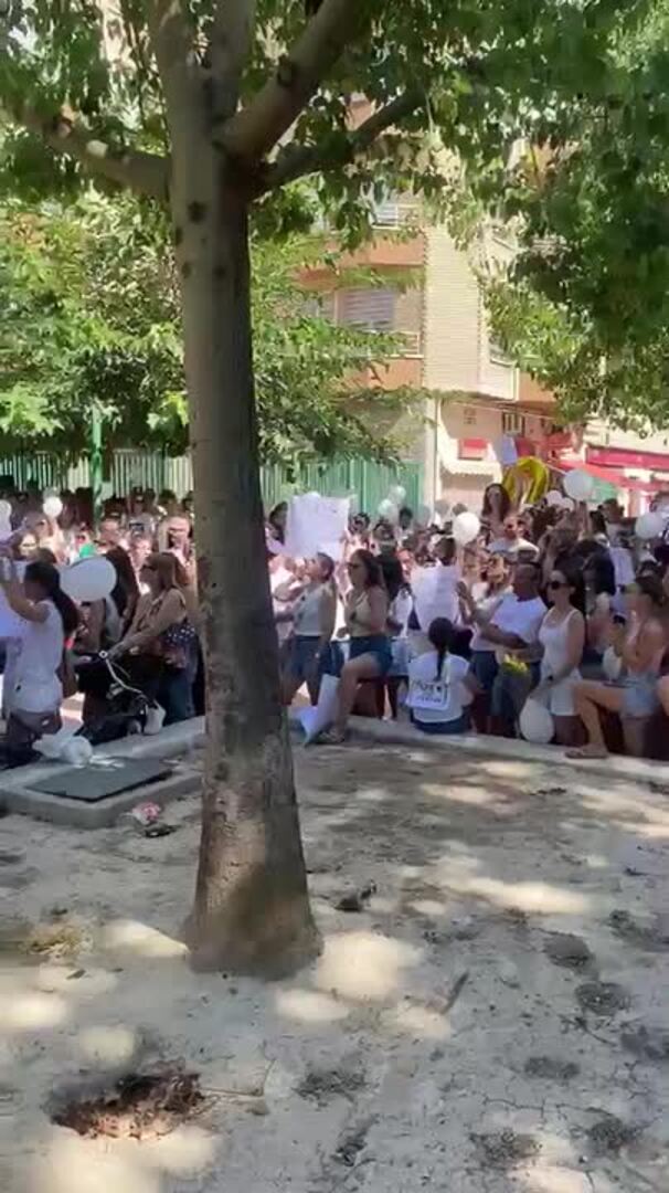Decenas de opositores a maestro protestan por el alto número de suspensos