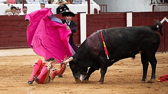 Paco Ureña reaparece en el ruedo de Almazán, pero sin fortuna
