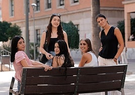 Estudiantes de la Universidad de Murcia en el campus de La Merced.