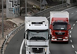 Dos camiones circulan por la autovía de la Ronda Oeste de Murcia.