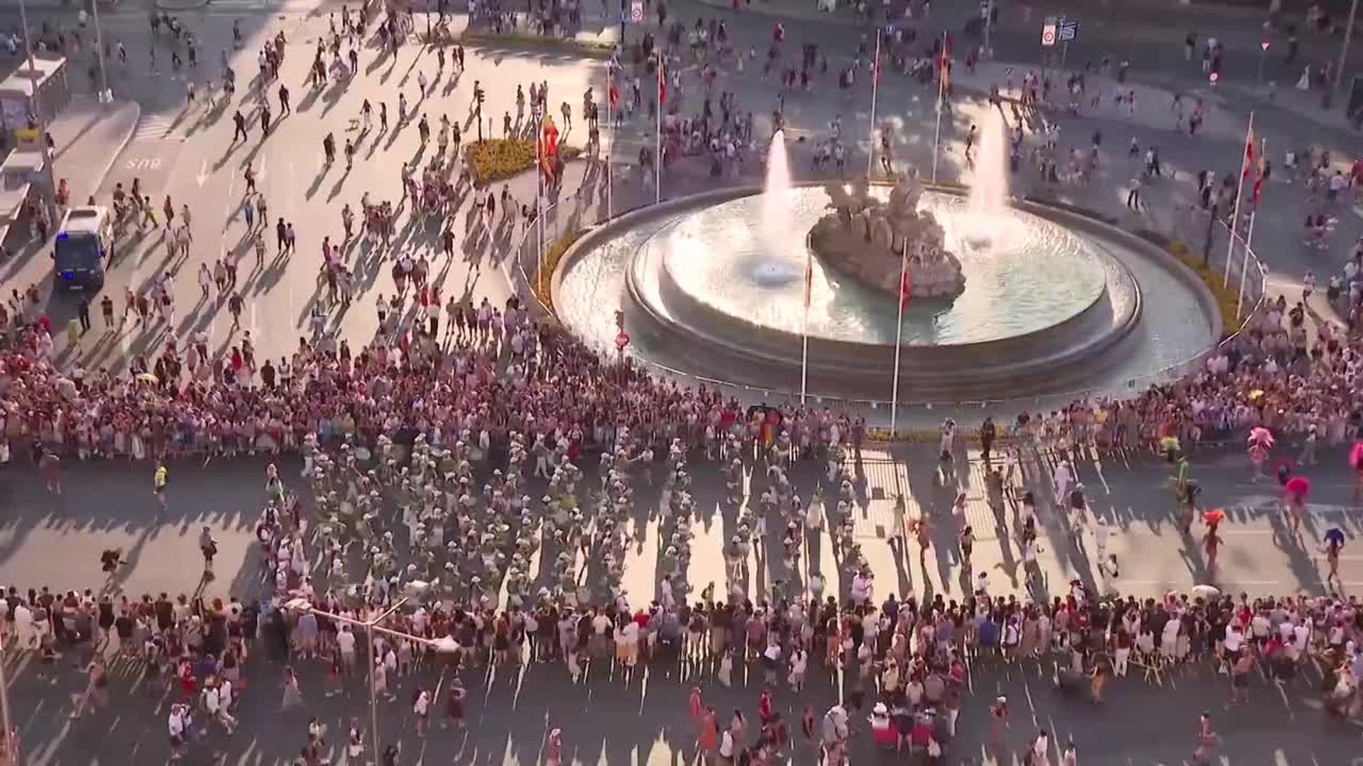 La manifestación del Orgullo llena Madrid de reivindicación, música y color