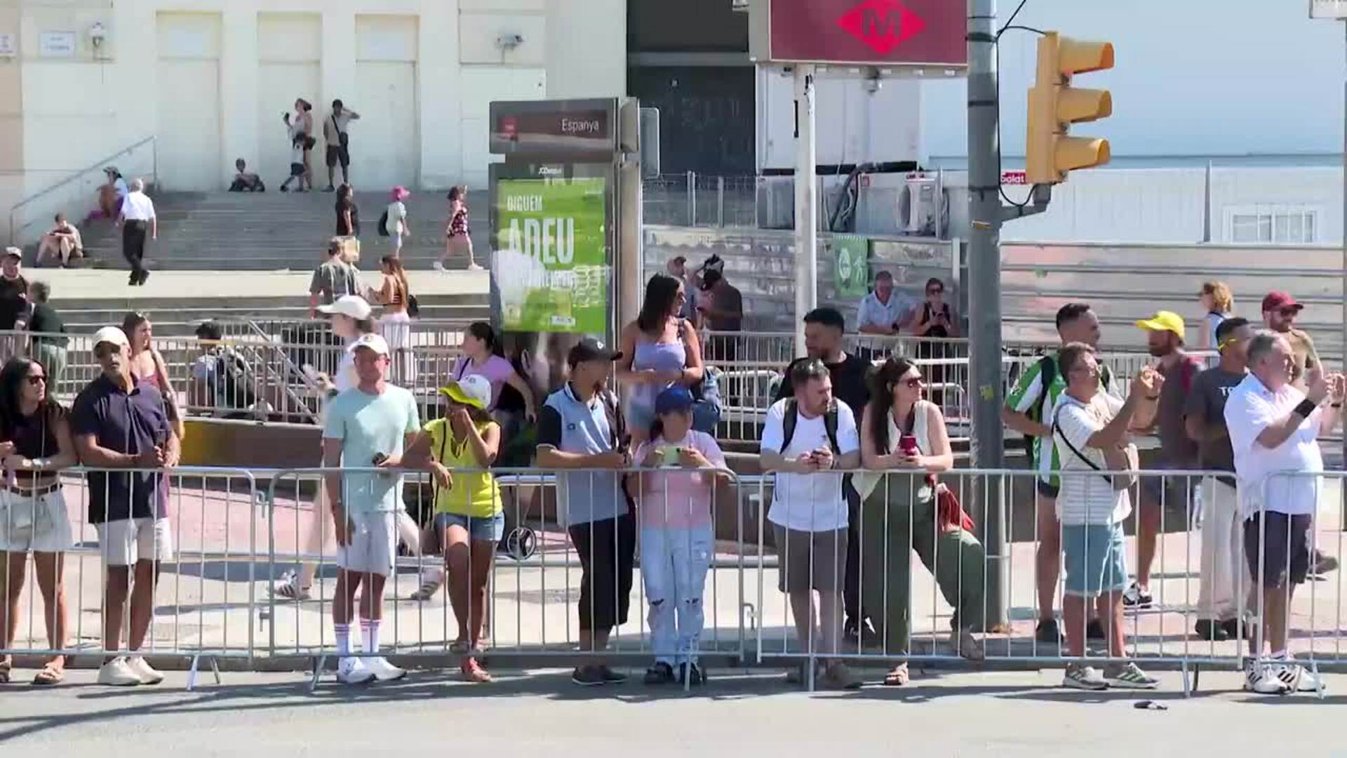 La afición del Tour de Francia espera el pelotón ciclista bajo el sol en su paso por Barcelona