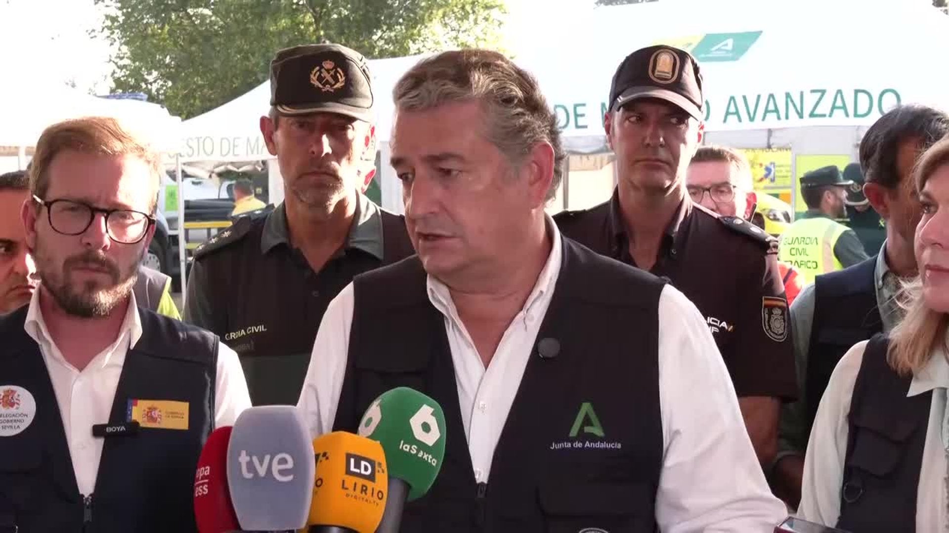 El incendio de Niebla frena su avance y mantiene siete frentes activos