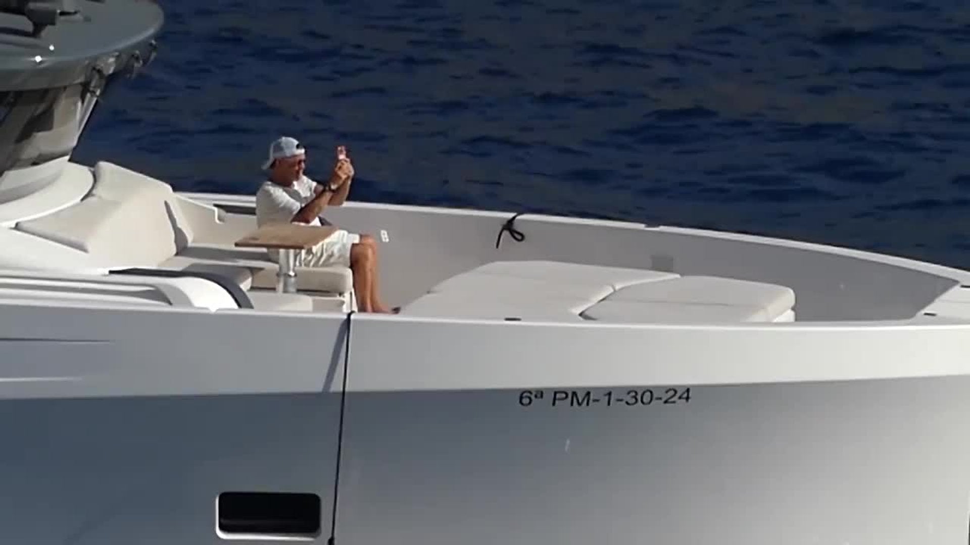 Stephanie Cayo, entre bailes y risas con Alejandro Sanz en alta mar