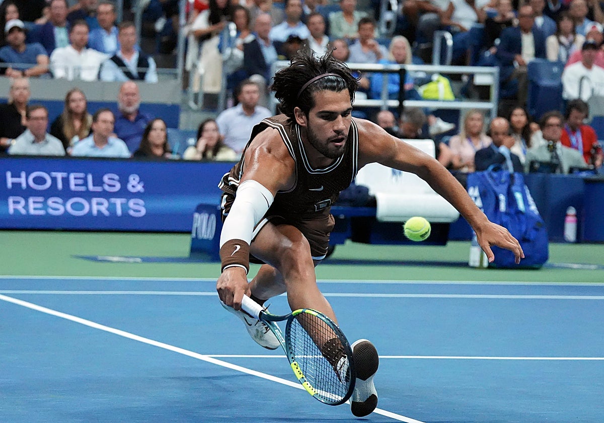 Carlos Alcaraz devuelve una bola difilísima en su partido de segunda ronda del US Open frente a Jaime Faria.