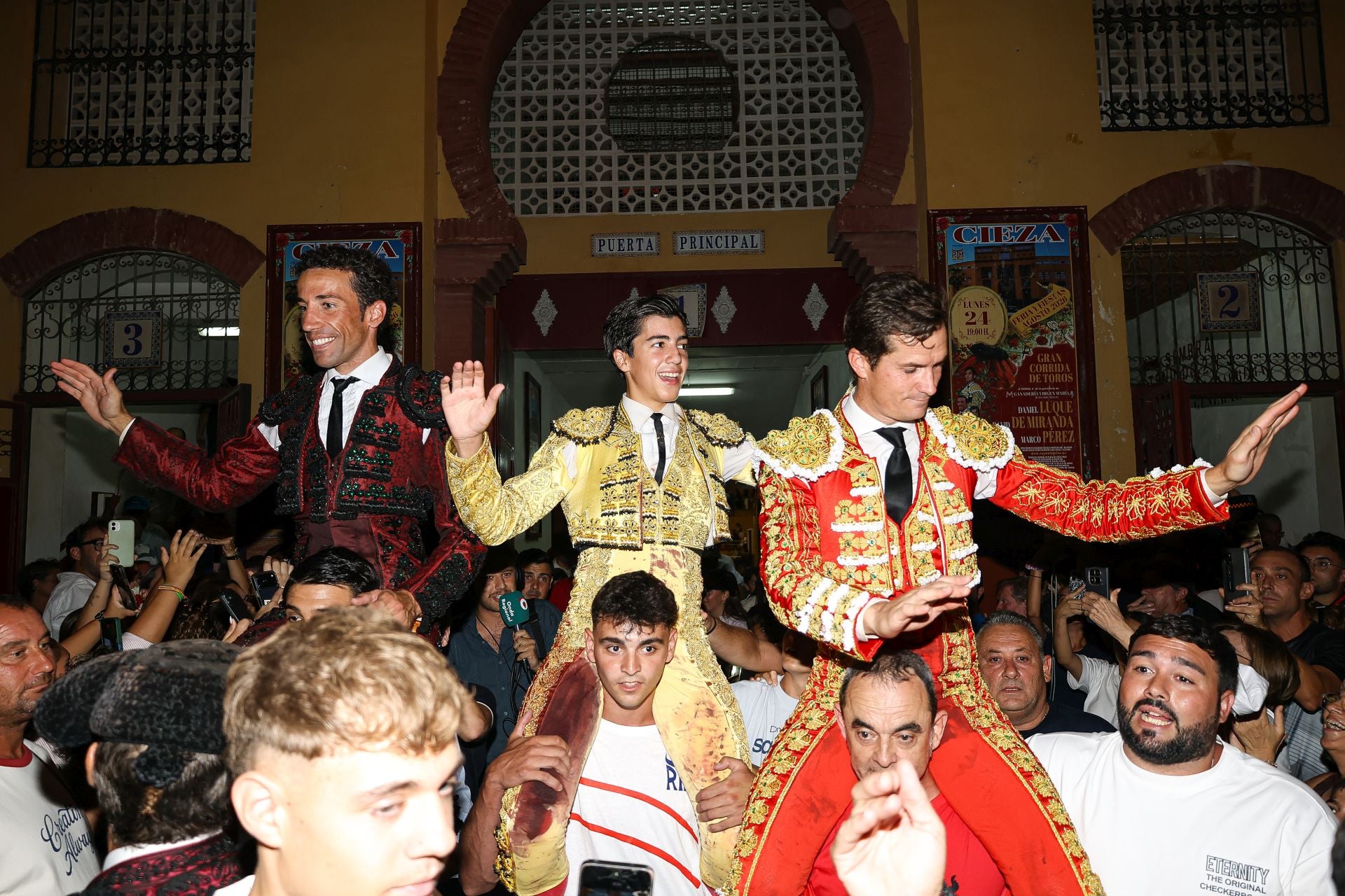 Cieza cierra una tarde taurina con Luque, David de Miranda y Marco Pérez a hombros - foto 1