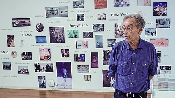 Bilbao observa los cuadernos de Pedro Cano