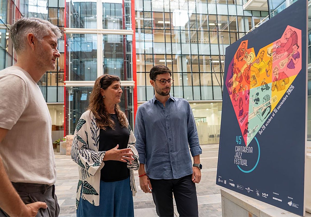 Eugenio González, Esther Pérez-Cuadrado y Nacho Jáudenes, este miércoles frente al cartel.