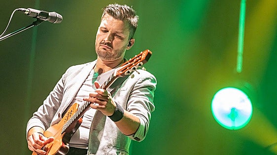 Óscar Rosende: «A cada 'show' llevo unas 15 guitarras iguales a las de Mark Knopfler»