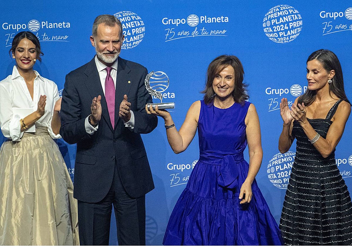 Los Reyes entregaron el Premio Planeta a Paloma Sánchez Garnica en la edición de 2024.