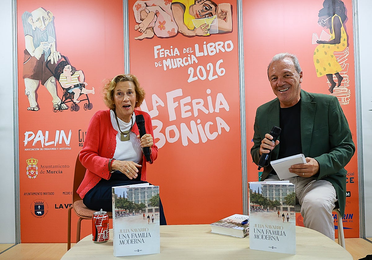 Julia Navarro en la presentación de 'Una familia moderna' en Murcia junto al locutor, músico y escritor Oché Cortés.