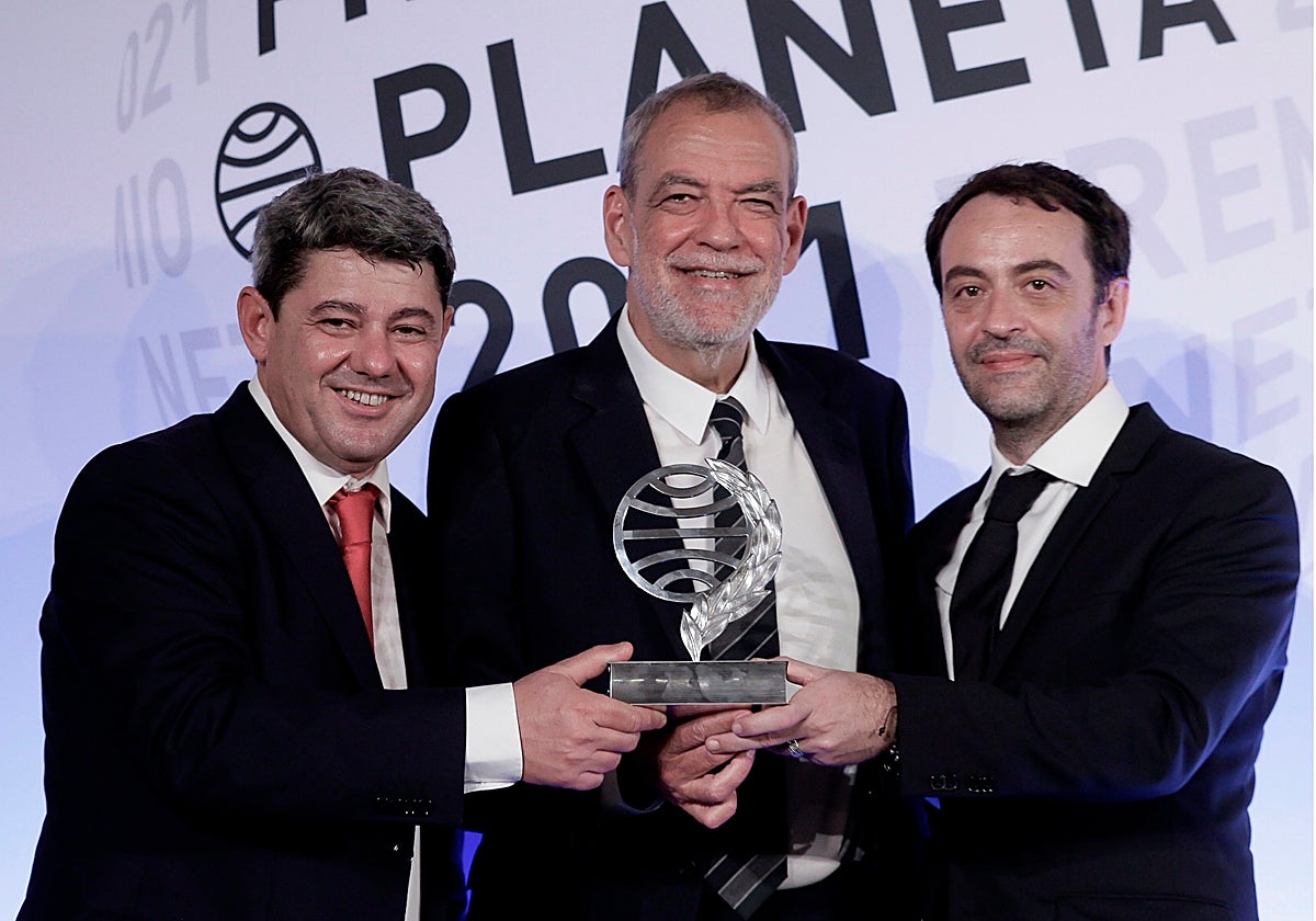 Los escritores Antonio Mercero, Jorge Díaz y el lorquino Agustín Martínez, con el Premio Planeta 2021