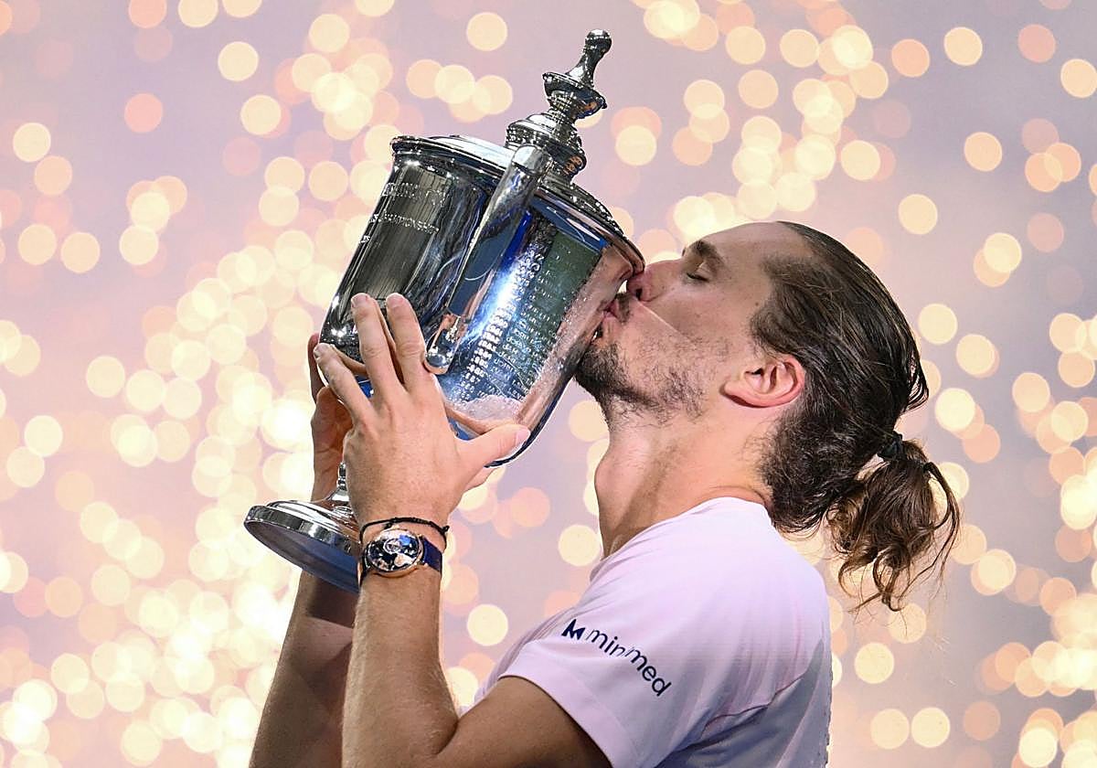 Alexander Zverev besando la copa de campeón del US Open.