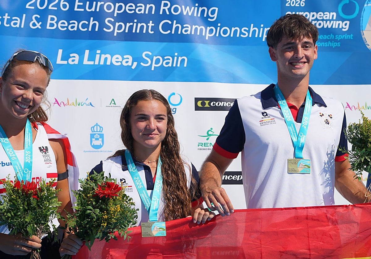 La cartagenera Blanca López y el linense Alfredo Mena, en el podio tras proclamarse campeones de Europa sub-19 de beach sprint.