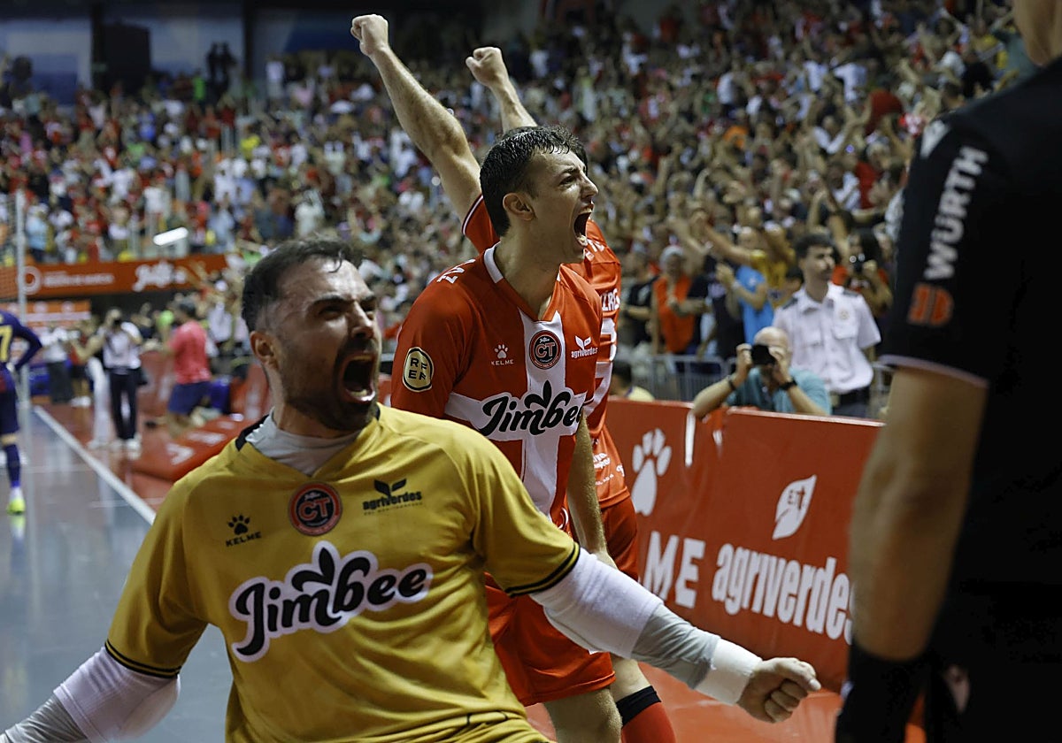 Chemi celebrando con Gon Castejón el 3-2 ante el Barça hace dos temporadas en el Palacio.