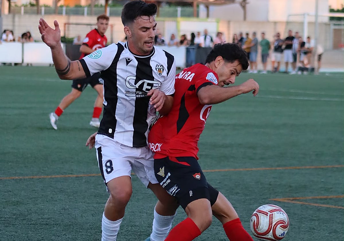 Misffut y Javi Vera disputan la posesión del balón.