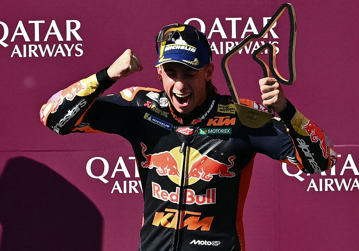 Pedro Acosta celebra su primera victoria en MotoGP en el podio del Gran Premio de Austria.