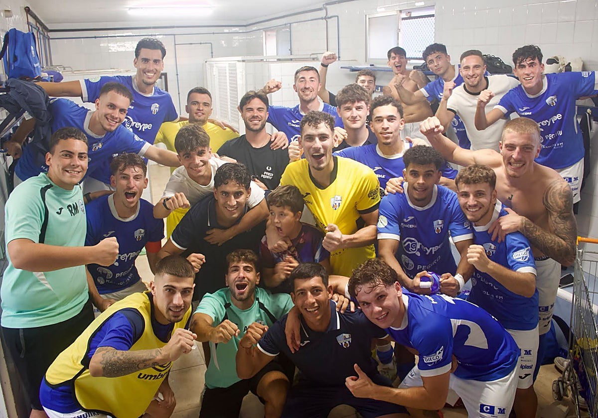 Los jugadores del San Javier celebran la victoria contra la Minerva.