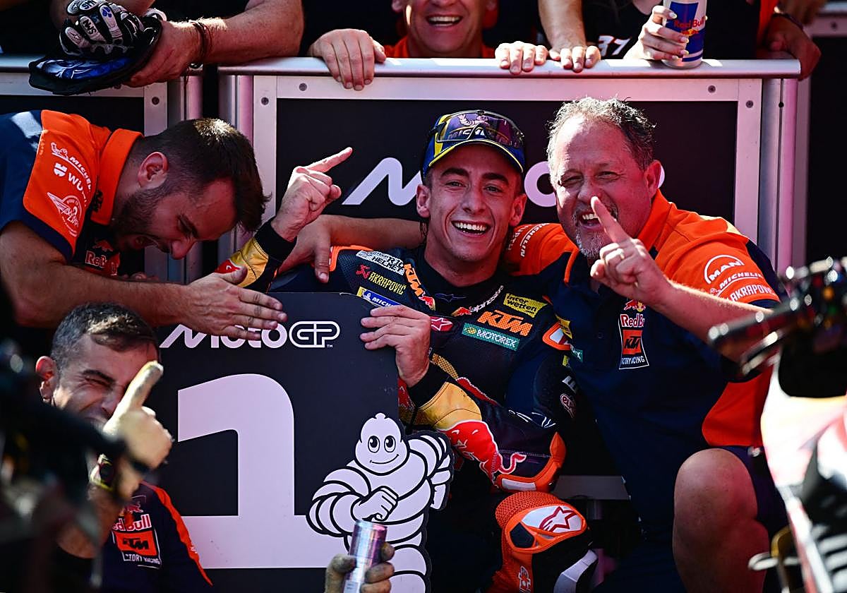 Pedro Acosta celebrando su reciente victoria en Austria con los miembros de su equipo, el Red Bull KTM Factory Racing.